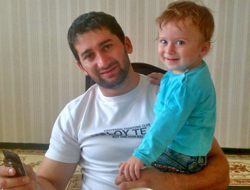 Ахмед Бузуртанов со своей дочкой. Фото Вахи Белхароева для "Кавказского узла"
