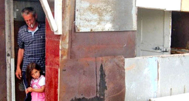 В таких домиках-вагончиках проживают в Гюмри. Армения, лето 2011 г. Фото Shirakcentre.org