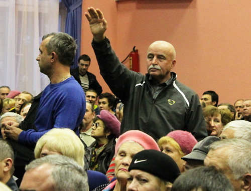 Житель Краснодара просит слова на сходе горожан 7 декабря 2012 г. Фото Никиты Серебрянникова для "Кавказского узла"