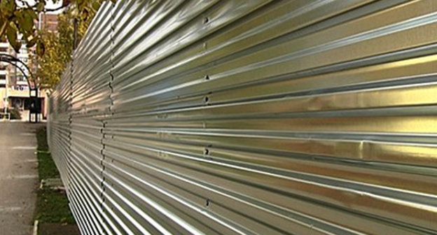 Ограждение Рождественского парка в Юбилейном микрорайоне Краснодара. Кадр из видеорепортажа  регионального телеканала "Девятый канал Кубань", http://9tv.ru