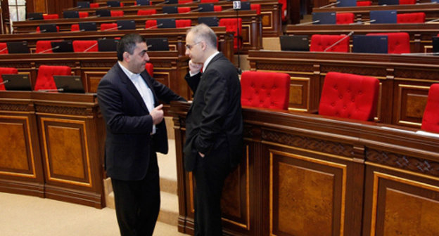 Депутаты Армен Рустамян (фракция "Дашнакцутюн") и Левон Зурабян (АНК) в зале заседаний Народного собрания Армении в день бойкота внеочередной сессии со стороны парламентского большинства. Ереван, 21 ноября 2012 г. Фото: © PanARMENIAN Photo / Tigran Mehrabyan