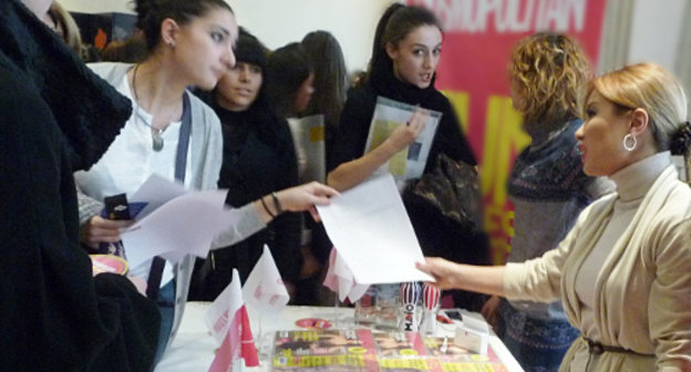 Представители журнала "Космополитен" набирают специалистов-фрилансеров на "Ярмарке труда". Ереван, Армения. 03 декабря 2011 г. Фото Армине Мартиросян для "Кавказского узла"