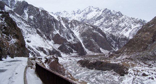 Военно-Грузинская дорога в районе поселка Степанцминда (Казбеги). Фото: Joe Coyle, http://www.flickr.com/photos/onbangladesh
