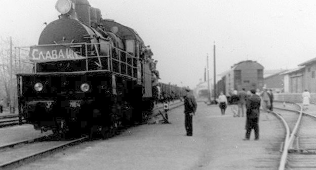 Один из первых поездов с балкарцами, возвращающихся на родину из ссылки, май 1957 г. Фото http://archivesjournal.ru
