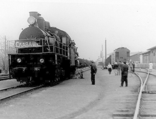 Один из первых поездов с балкарцами, возвращающихся на родину из ссылки, май 1957 г. Фото http://archivesjournal.ru