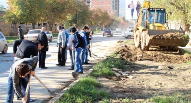 Дагестан, Дербент, ноябрь 2012 г. Студенты ДГПУ расчищают улицы от песка и ила. Фото: http://derbent.ru