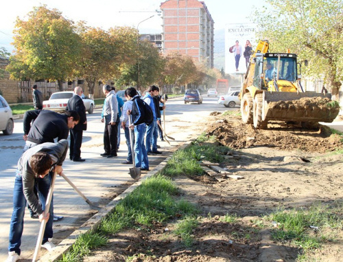 Дагестан, Дербент, ноябрь 2012 г. Студенты ДГПУ расчищают улицы от песка и ила. Фото: http://derbent.ru