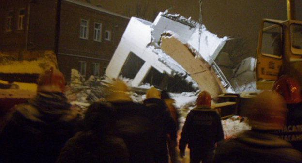 У рухнувшего здания в Таганроге. 13 декабря 2012 г. Фото пресс-службы ГУ МЧС по Ростовской области, http://www.61.mchs.gov.ru/