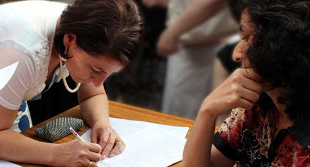 Сбор подписей против строительства цементного завода в Алагире. Северная Осетия, Алагир, 30 июня 2012 г. Фото Эммы Марзоевой для «Кавказского узла»
