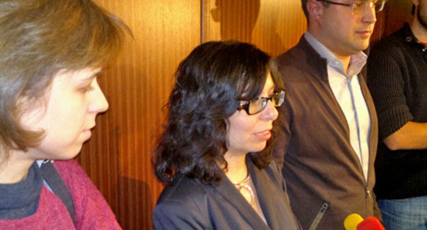 Вера Политковская, Анна Ставицкая и  Илья Политковский (слева направо) дают интервью журналистам. Москва, 14 декабря 2012 г. Фото Юлии Буславской для "Кавказского узла"