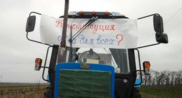 Трактор одного из участников митинга в станице Старовеличковская Калининского района Краснодарского края. 15 декабря 2012 г. Фото Николая Хижняка