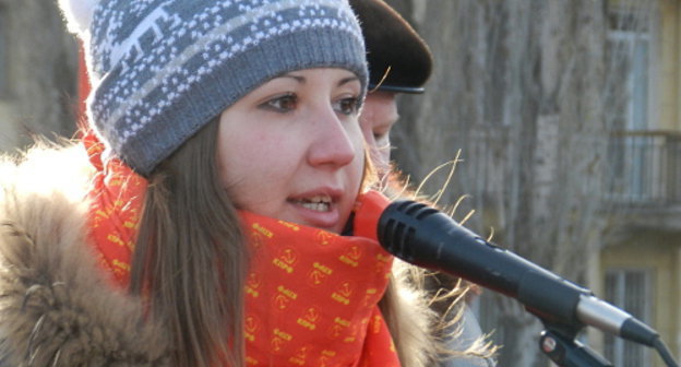 Студентка ВолГУ Любовь Бирюкова выступает на митинге против реформ в сфере образования. Волгоград, 15 декабря 2012 г. Фото Татьяны Филимоновой для "Кавказского узла"