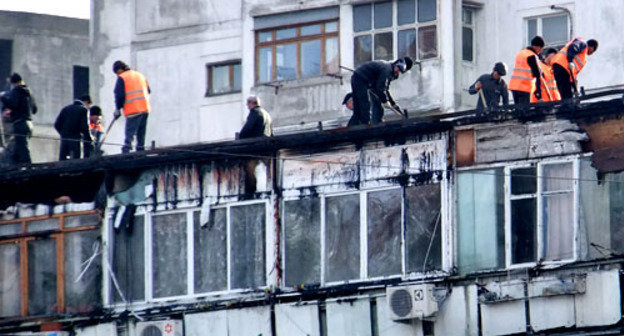 Рабочие восстанавливают крышу в многоквартирном доме по улице Чебрикова. Сочи, 16 декабря 2012 г. Фото Светланы Кравченко для "Кавказского узла"