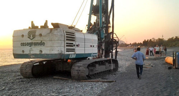 Строительная техника на пляже в Имеретинской низменности. Сочи, осень 2012 г. Фото Светланы Берестеневой