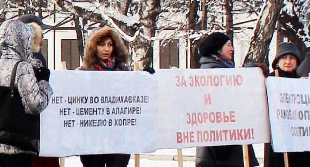 Участники пикета против деятельности ОАО "Электроцинк". Северная осетия, Владикавказ, 16 декабря 2012 г. Фото Эммы Марзоевой для "Кавказского узла"