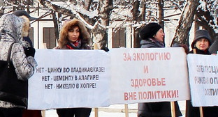 Участники пикета против деятельности ОАО "Электроцинк". Северная осетия, Владикавказ, 16 декабря 2012 г. Фото Эммы Марзоевой для "Кавказского узла"