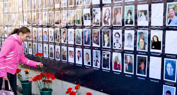 Девушка у стенда с портретами погибших при теракте в театре на Дубровке. Москва, 2008 г.Фото http://rus.azattyq.org (RFE/RL)