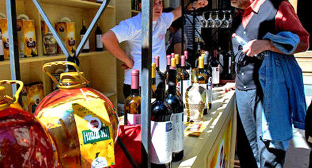 Продукция грузинских винодельческих компаний, представленная на Параде промышленности в День Независимости Грузии. Тбилиси, 26 мая 2012 г. Фото Александра Имедашвили, Newsgeorgia