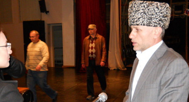 Муфтий Аскарбий Карданов дает интервью журналистке республиканского телевидения. Майкоп, 24 декабря 2012 г. Фото Олега Чалого для "Кавказского узла"