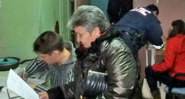 Погорельцы на кухне многоквартирного дома № 40 по улице Чебрикова пишут заявления на имя главы города о выдаче им материальной помощи. Сочи, 18 декабря 2012 г. Фото Светланы Кравченко для "Кавказского узла"