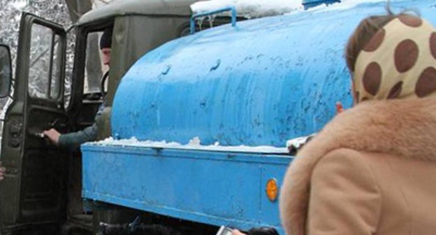 Подвоз питьевой воды в районы Пятигорска, пострадавшие от прорыва Кубанского водовода. 19 декабря 2012 г. Фото: http://www.pyatigorsk.org