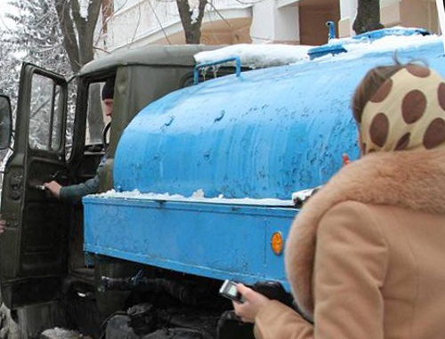 Подвоз питьевой воды в районы Пятигорска, пострадавшие от прорыва Кубанского водовода. 19 декабря 2012 г. Фото: http://www.pyatigorsk.org