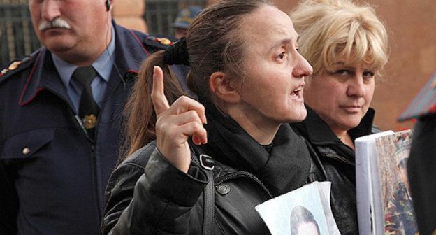 Акция протеста родственников погибших в армии солдат у президентского дворца в Ереване 13 ноября 2012 г. Фото: © PanARMENIAN Photo / Tigran Mehrabyan