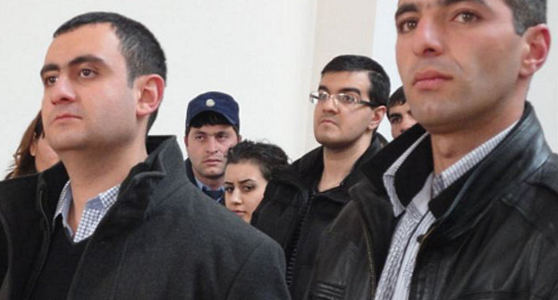 Бывшие военнослужащие Араик Залян и Размик Саргсян  во время вынесения судом оправдательного приговора, Гюмри, 18 декабря 2012 г. Фото: Asparez.am