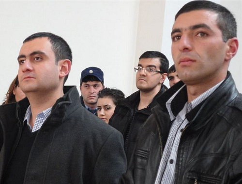 Бывшие военнослужащие Араик Залян и Размик Саргсян  во время вынесения судом оправдательного приговора, Гюмри, 18 декабря 2012 г. Фото: Asparez.am