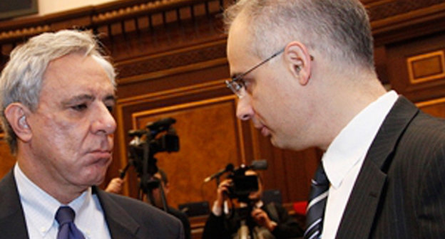 Депутаты парламента Армении Вардан Осканян и Левон Зурабян в зале заседаний Национального собрания. Ереван, 21 ноября 2012 г. Фото:  © PanARMENIAN Photo / Tigran Mehrabyan