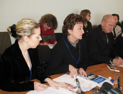 Международные наблюдатели следят за ходом голосования на выборах президента Украины на избирательном участке в Житомире. 2010 г. Фото: http://www.zhitomir.info