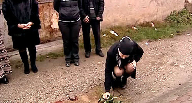 Возложение цветов к месту убийства Казбека Геккиева. Кабардино-Балкария, Нальчик, декабрь 2012 г. Фото: ГТРК "Ставрополье", www.stavropolye.tv