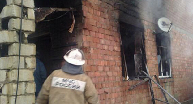 Тушение пожара в поселке Новые Тарки, Махачкала, 21 декабря 2012 г. Фото пресс-службы ГУ МЧС по Республике Дагестан, http://www.05.mchs.gov.ru