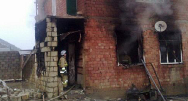 Тушение пожара в поселке Новые Тарки в Махачкале 21 декабря 2012 г. Фото пресс-службы ГУ МЧС по Республике Дагестан