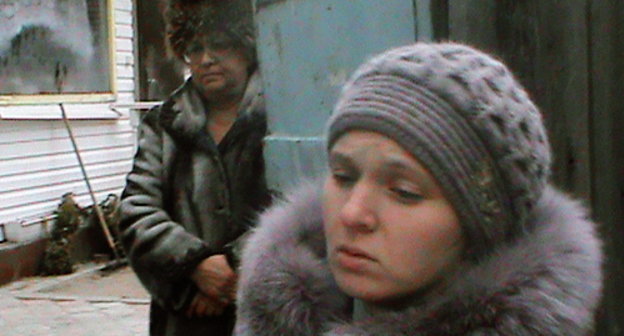 Судебный пристав Вероника Дуенова пришла для выселения семьи Порфирьевых из их дома по улице Амурской, 14. На заднем плане - Регина Порфирьева, супруга собственника дома. Астрахань, 21 декабря 2012 г. Фото Елены Гребенюк для "Кавказского узла"