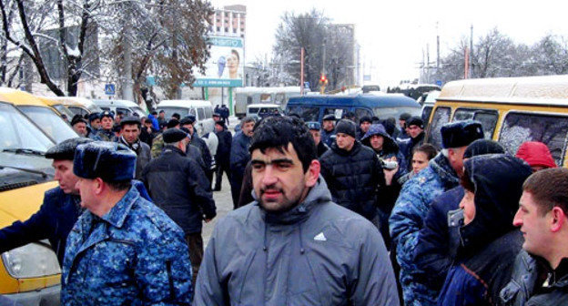 Акция водителей маршрутных такси, не согласных с требованиями технического регламента к транспортным средствам. Нальчик, 24 декабря 2012 г. Фото: МВД по Кабардино-Балкарской республике, http://07.mvd.ru