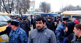 Акция водителей маршрутных такси, не согласных с требованиями технического регламента к транспортным средствам. Нальчик, 24 декабря 2012 г. Фото: МВД по Кабардино-Балкарской республике, http://07.mvd.ru
