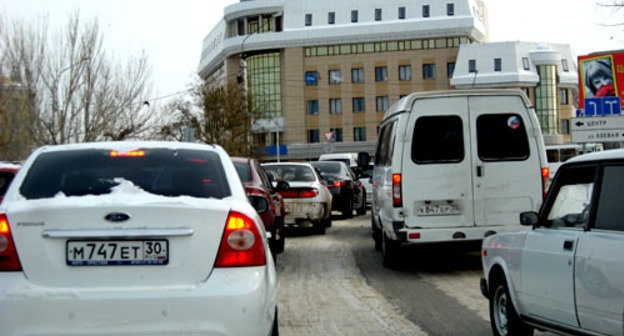 Сильный снегопад привел к дорожному коллапсу в городе. Астрахань, 24 декабря 2012 г. Фото Вячеслава Ященко для "Кавказского узла"