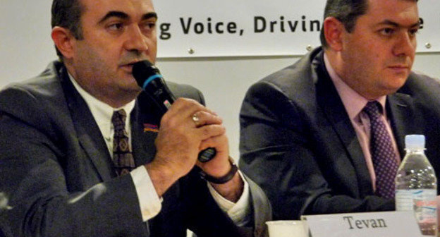 Теван Погосян (слева) и Сергей Минасян во время общественных дебатов "Армения перед президентскими выборами". Ереван, 21 декабря 2012 г. Фото Армине Мартиросян для "Кавказского узла"