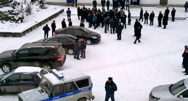 Возле Кабардино-Балкарского Государственного аграрного университета. Нальчик, 25 декабря 2012 г. Фото: МВД по Кабардино-Балкарской Республике, http://07.mvd.ru