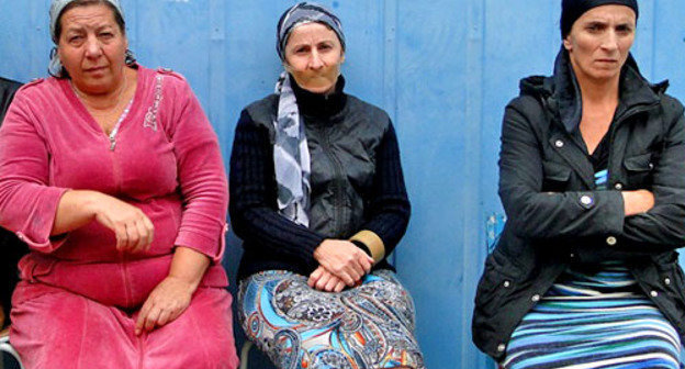 Участники голодовки беженцев в ПВР "Промжилбаза". Ингушетия, Карабулак, сентябрь 2012 г. Фото http://kavpolit.com