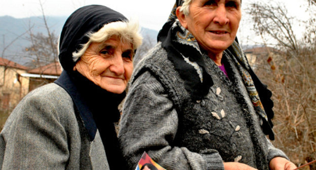 Жители села Хндзерестан  c предвыборной брошюрой кандидата Вардана Арустамяна. Нагорный Карабах, Мартакерсткий район, 11 декабря 2012 г. Фото Марут Ванян