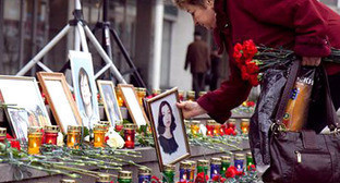 На траурном митинге в 9-ю годовщину трагедии Норд-Оста. Москва, 26 октября 2011 г. Фото: Yuri Timofeyev (RFE/RL) На траурном митинге в 9-ю годовщину трагедии Норд-Оста. Москва, 26 октября 2011 г. Фото: Yuri Timofeyev (RFE/RL)