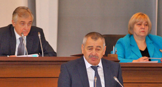 Выступает Асланбек Хадарцев во время заседания Парламента Северной Осетии. Владикавказ, 25 декабря 2012 г. Фото Дмитрия Тамерланова для "Кавказского узла"