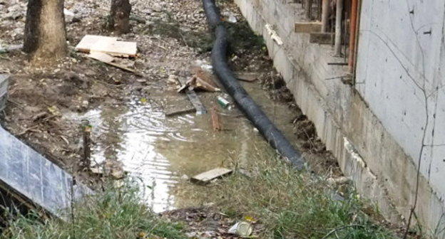 Место, где, по версии жителей, мог произойти прорыв водовода -нелегальная стройка в микрорайоне "Завокзальный" по соседству со строящейся дорогой-дублером. Сочи, 27 декабря 2012 г. Фото Светланы Кравченко для "Кавказского узла"