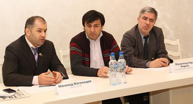 Слева направо: депутат Народного Собрания РД Магомед Магомедов, главный редактор газеты "Черновик" Биякай Магомедов и представитель сирийских эмигрантов Мухаммад Нур Нидаль на пресс-конференции. Махачкала, 27 декабря 2012 г. Фото Руслана Алибекова, http://chernovik.net