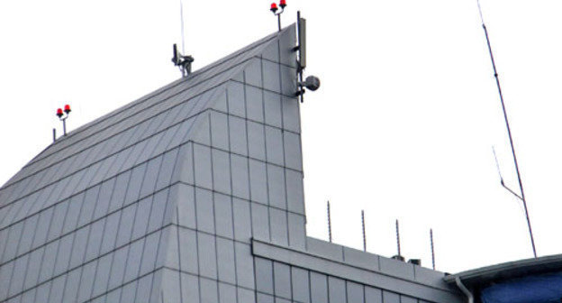 Система голосового оповещения на крыше здания "Александрия" на улице Московской. Cочи, 28 декабря 2012 г. Фото Светланы Кравченко для "Кавказского узла"