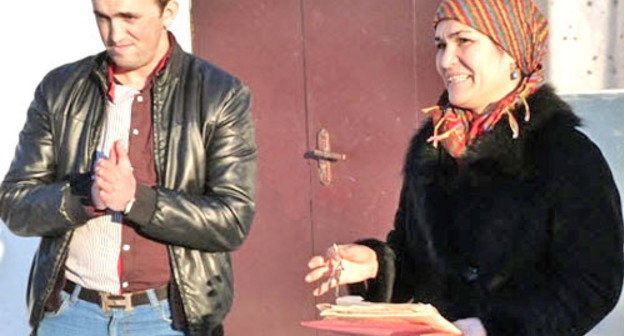 Джанбика Гаджиева с ключами от дома и Магомед Магомедов во время благотворительной акции по передаче в безвозмездное пользование частного дома. Дагестан, село Татаюрт, 27 декабря 2012 г. Фото http://www.riadagestan.ru