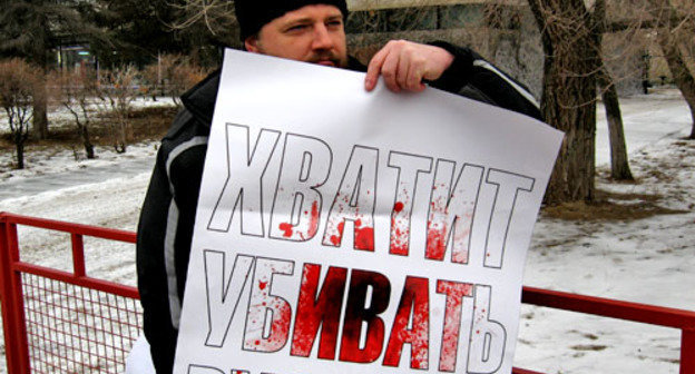 Анатолий Болтыхов в одиночном пикете с тербованием активизации раскрытия уголовных дел. Волгоград, 29 декабря 2012 г. Фото Вячеслава Ященко для "Кавказского узла"