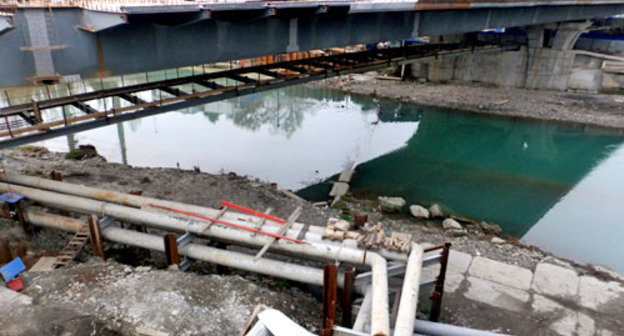 Основной водовод, идущий в микрорайоны Завокзальный, Гагаринский, Центральный по реке Сочи. Сочи, декабрь 2012 г. Фото Светланы Кравченко для "Кавказского узла"